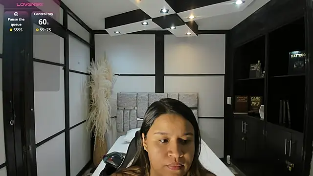 ElaBourn  online show from December 17, 2025, 1:39 pm