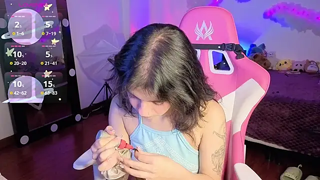 larah uwu online show from November 26, 2025, 7:26 pm