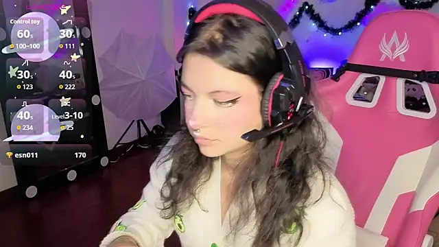 larah uwu online show from December 22, 2025, 7:11 pm