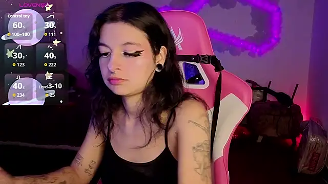 larah uwu online show from February 21, 2026, 7:37 pm