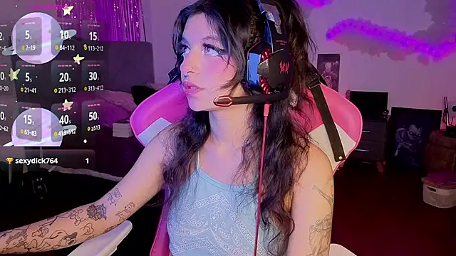 larah uwu online show from April 4, 2026, 8:28 pm