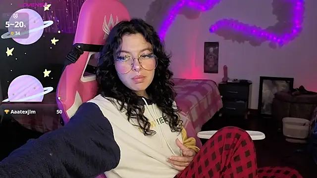 Snapshot of larah_uwu chatting on April 28, 2026, 6:24 pm larah uwu online show from April 28, 2026, 6:24 pm