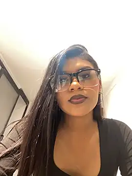 AlaiaMoretti online show from November 9, 2025, 2:43 am