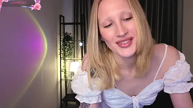 Snapshot of BiancaHelo chatting on October 18, 2025, 2:40 pm BiancaHelo online show from October 18, 2025, 2:40 pm