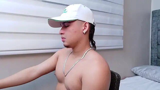 Riky Strong online show from November 18, 2025, 3:23 am