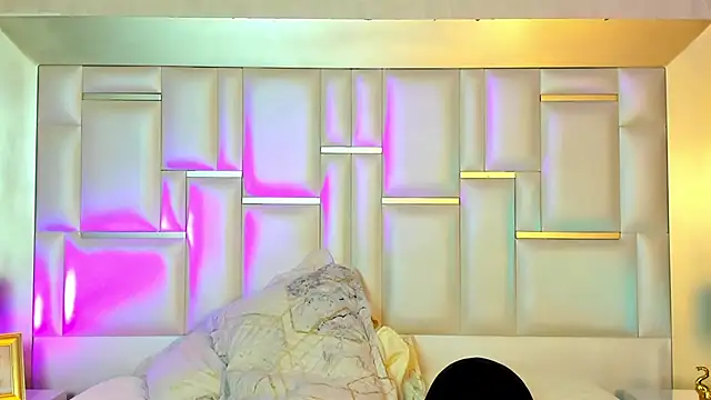 AdelaTaylor online show from November 3, 2025, 11:33 am