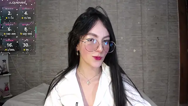 sarah saenz  online show from September 13, 2025, 4:23 am