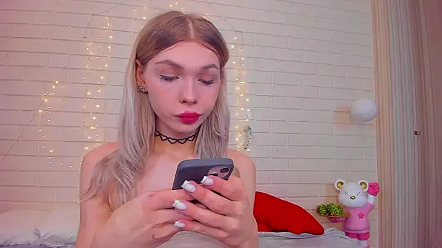 Snapshot of Blondy_Fina chatting on February 3, 2026, 4:32 am Blondy Fina online show from February 3, 2026, 4:32 am