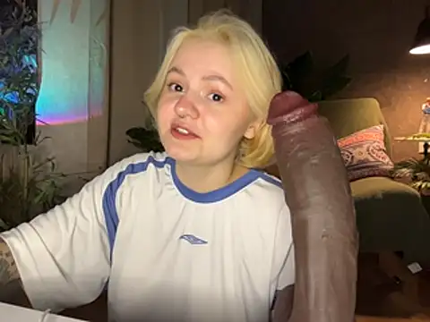 MoonIvy  online show from April 12, 2026, 6:57 pm