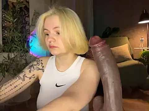 Snapshot of MoonIvy_ chatting on May 23, 2026, 7:07 pm MoonIvy online show from May 23, 2026, 7:07 pm