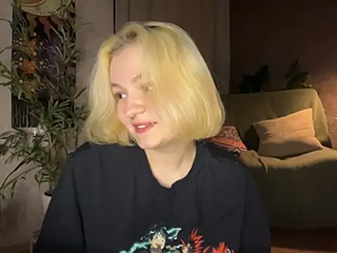 Snapshot of MoonIvy_ chatting on June 12, 2026, 7:13 pm MoonIvy online show from June 12, 2026, 7:13 pm