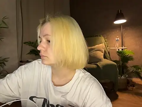 Snapshot of MoonIvy_ chatting on June 14, 2026, 7:38 pm MoonIvy online show from June 14, 2026, 7:38 pm