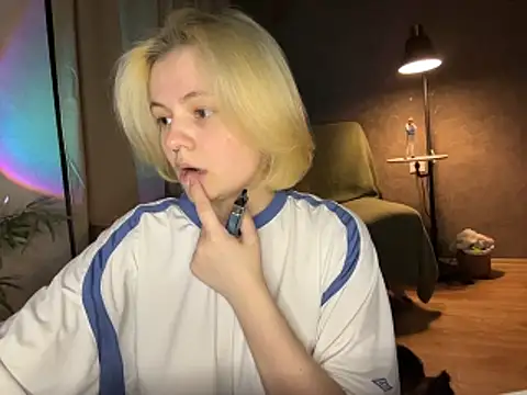 Snapshot of MoonIvy_ chatting on June 28, 2026, 7:31 pm MoonIvy online show from June 28, 2026, 7:31 pm