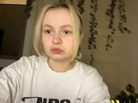 Snapshot of MoonIvy_ chatting on July 10, 2026, 7:27 pm MoonIvy online show from July 10, 2026, 7:27 pm