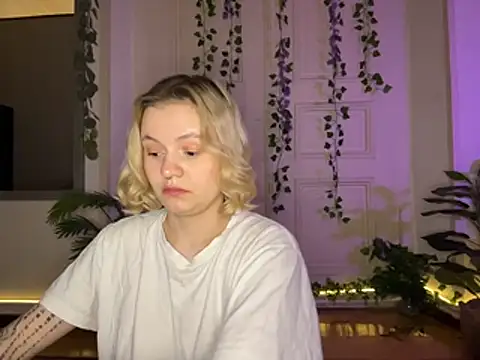 Snapshot of MoonIvy_ chatting on August 1, 2026, 8:08 pm MoonIvy online show from August 1, 2026, 8:08 pm