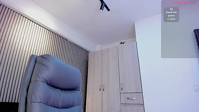 lily cash1 online show from November 15, 2025, 8:05 pm