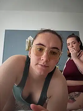 Snapshot of AndHerXO chatting on April 19, 2026, 1:43 pm AndHerXO online show from April 19, 2026, 1:43 pm
