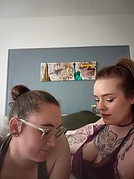 Snapshot of AndHerXO chatting on April 22, 2026, 2:18 pm AndHerXO online show from April 22, 2026, 2:18 pm