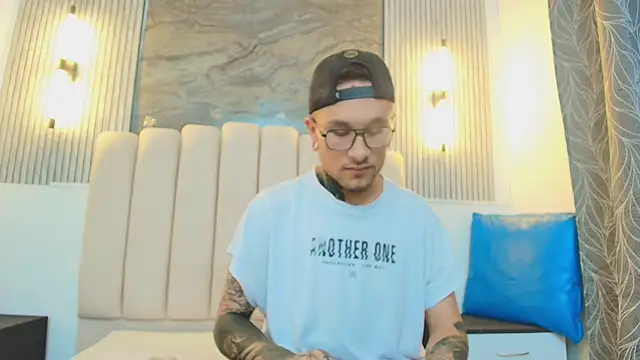 Snapshot of RavenandCody chatting on September 24, 2025, 2:04 am RavenandCody online show from September 24, 2025, 2:04 am