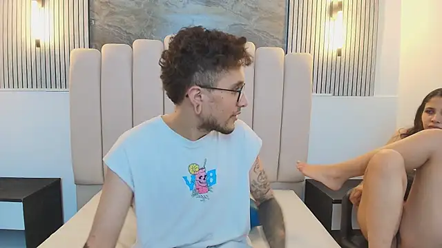 Snapshot of RavenandCody chatting on October 4, 2025, 3:48 am RavenandCody online show from October 4, 2025, 3:48 am