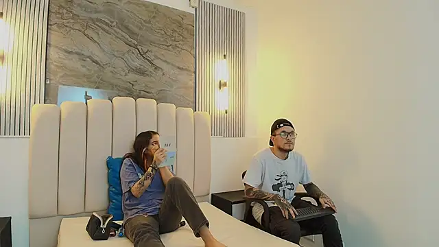 Snapshot of RavenandCody chatting on October 7, 2025, 3:47 am RavenandCody online show from October 7, 2025, 3:47 am