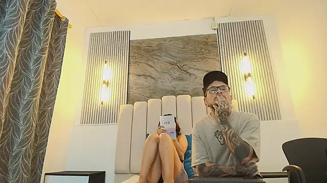 Snapshot of RavenandCody chatting on October 8, 2025, 3:37 am RavenandCody online show from October 8, 2025, 3:37 am