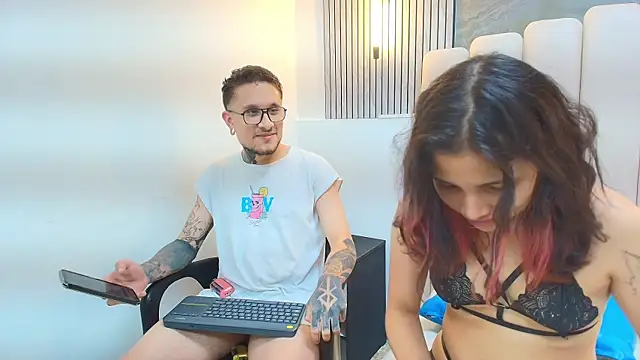 Snapshot of RavenandCody chatting on November 7, 2025, 3:50 am RavenandCody online show from November 7, 2025, 3:50 am