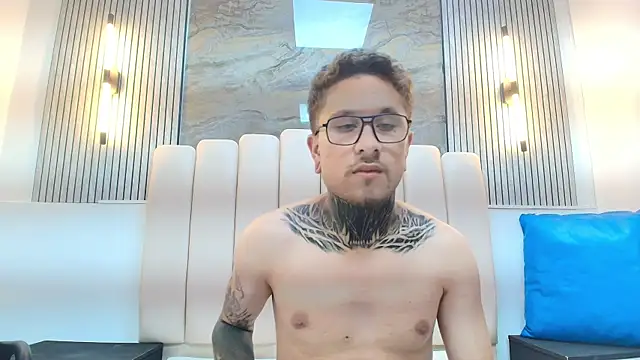 Snapshot of RavenandCody chatting on November 18, 2025, 3:45 am RavenandCody online show from November 18, 2025, 3:45 am