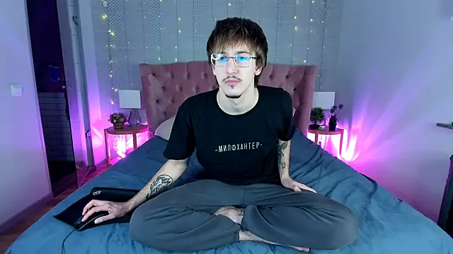 KiskaKurt online show from November 16, 2025, 3:34 am