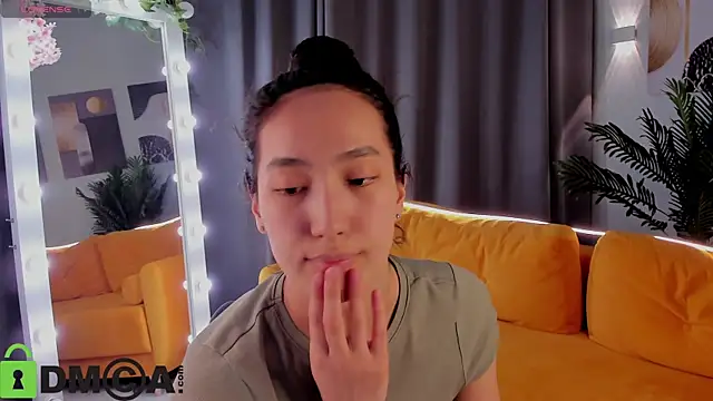 FlirtyAura online show from April 1, 2026, 1:41 pm