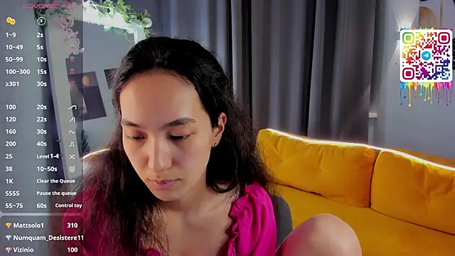 FlirtyAura online show from April 6, 2026, 12:06 pm