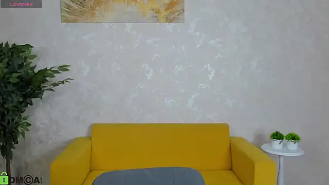 FlirtyAura online show from April 13, 2026, 3:56 am