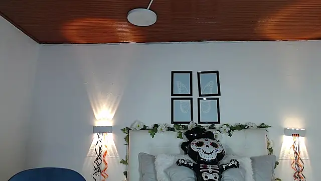 Megan 05  online show from November 10, 2025, 7:35 pm