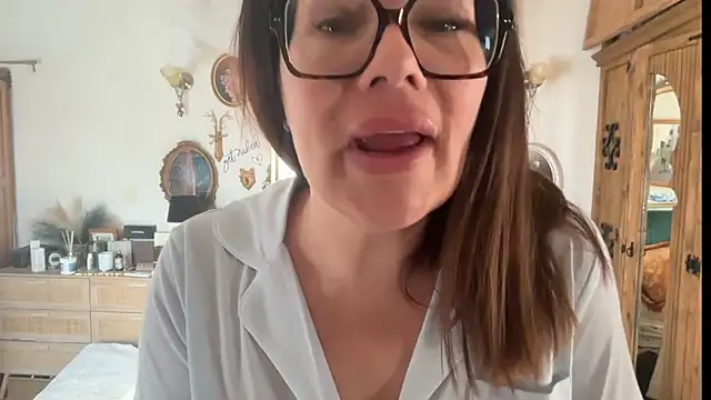 Snapshot of _Melia_ chatting on June 1, 2026, 6:37 am Melia online show from June 1, 2026, 6:37 am