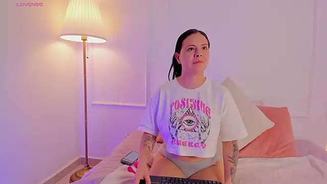 Snapshot of angelica_cross_ chatting on October 28, 2025, 7:27 pm angelica cross online show from October 28, 2025, 7:27 pm