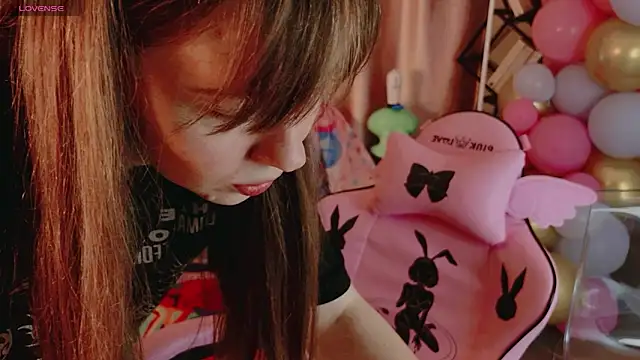 Snapshot of Moon__Bunny chatting on June 17, 2026, 6:53 pm Moon Bunny online show from June 17, 2026, 6:53 pm