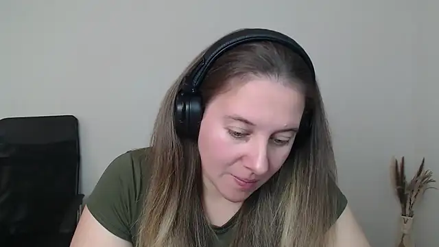 Darklure  online show from November 4, 2025, 3:44 pm