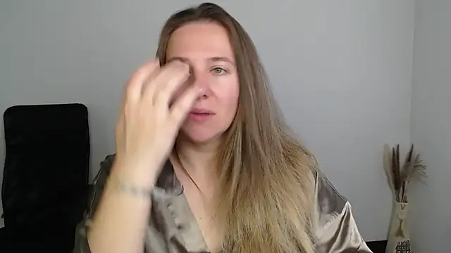 Darklure  online show from November 12, 2025, 9:42 am