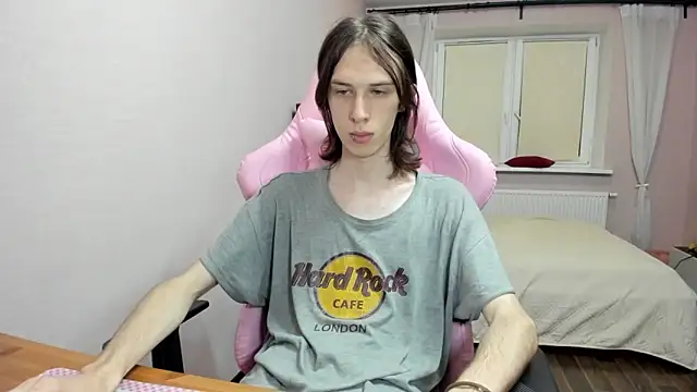 eleganc3 online show from September 19, 2025, 8:53 pm