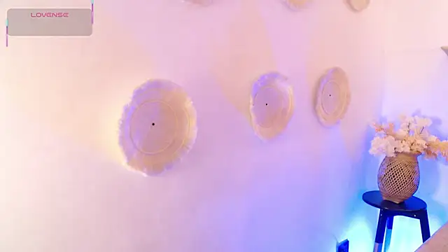 Dulcey  online show from December 5, 2025, 3:26 am