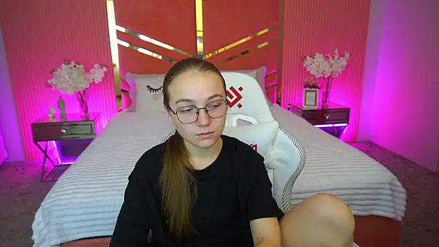 ArrinaWairr online show from October 8, 2025, 7:50 am