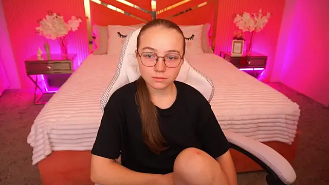 ArrinaWairr online show from October 10, 2025, 7:18 am