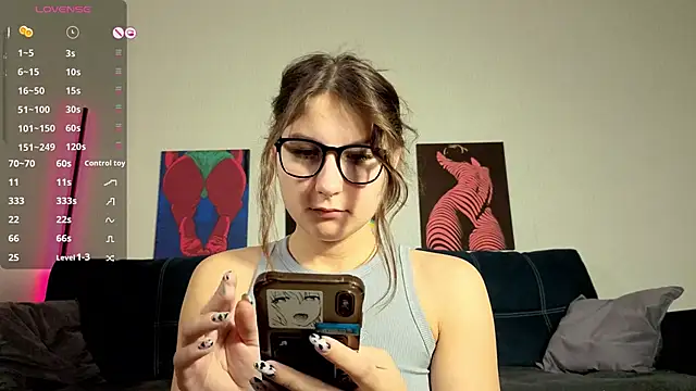 TrixiBell online show from October 3, 2025, 4:09 am