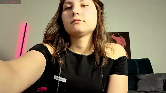 Snapshot of TrixiBell chatting on May 13, 2026, 4:21 am TrixiBell online show from May 13, 2026, 4:21 am