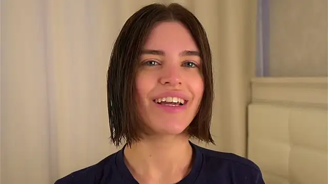 EleneButton online show from April 12, 2026, 1:21 am