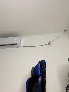 Rousevans  online show from December 4, 2025, 4:44 am