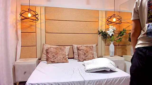 AnnieAndReach online show from November 25, 2025, 7:47 pm