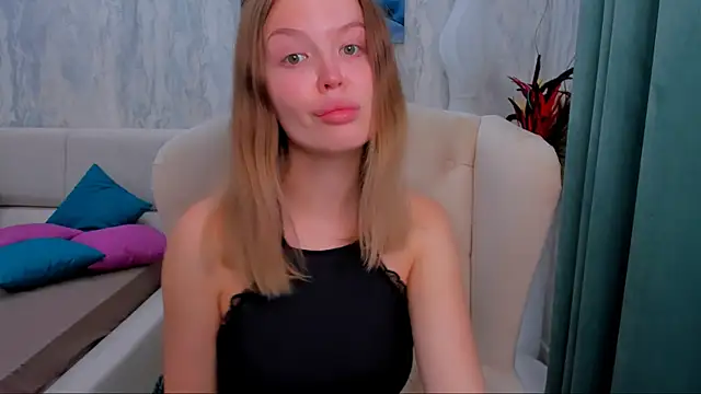 LaurennHill online show from September 19, 2025, 12:12 am