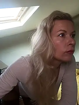 Julia Giulia online show from October 25, 2025, 4:53 am