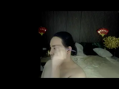 Hotcum ella online show from October 6, 2025, 11:24 pm